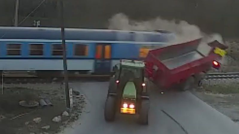 Traktor vjel na Znojemsku na přejezd a smetl ho vlak. Zachytila to kamera